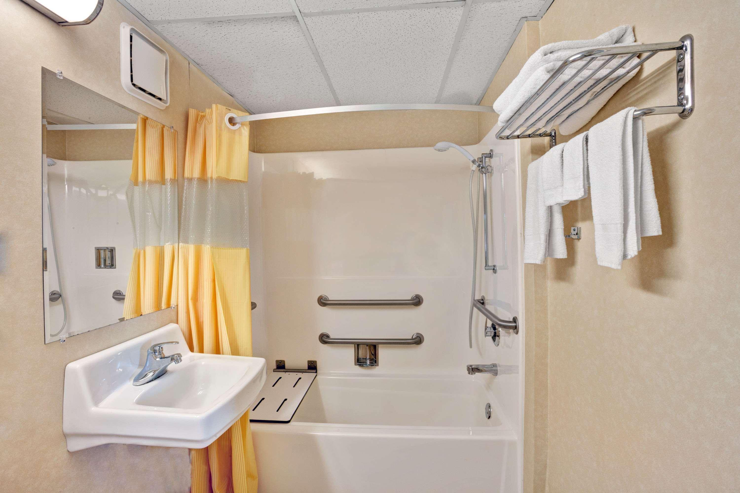 Hotel Days By Wyndham Airport Fair And Expo Center Louisville