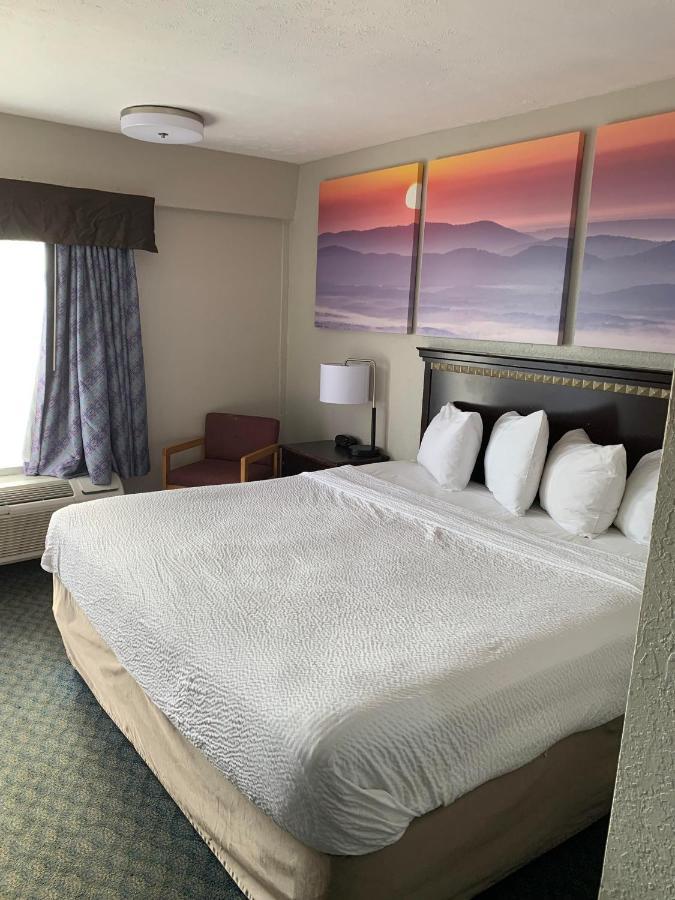 Days By Wyndham Airport Fair And Expo Center
