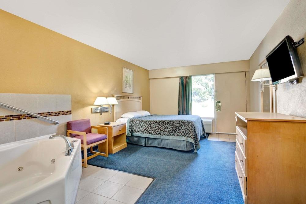 Hotel Days By Wyndham Airport Fair And Expo Center 2*