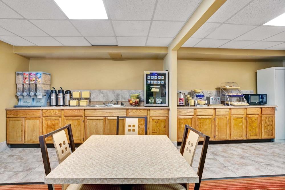 Days By Wyndham Airport Fair And Expo Center Hotel 2*
