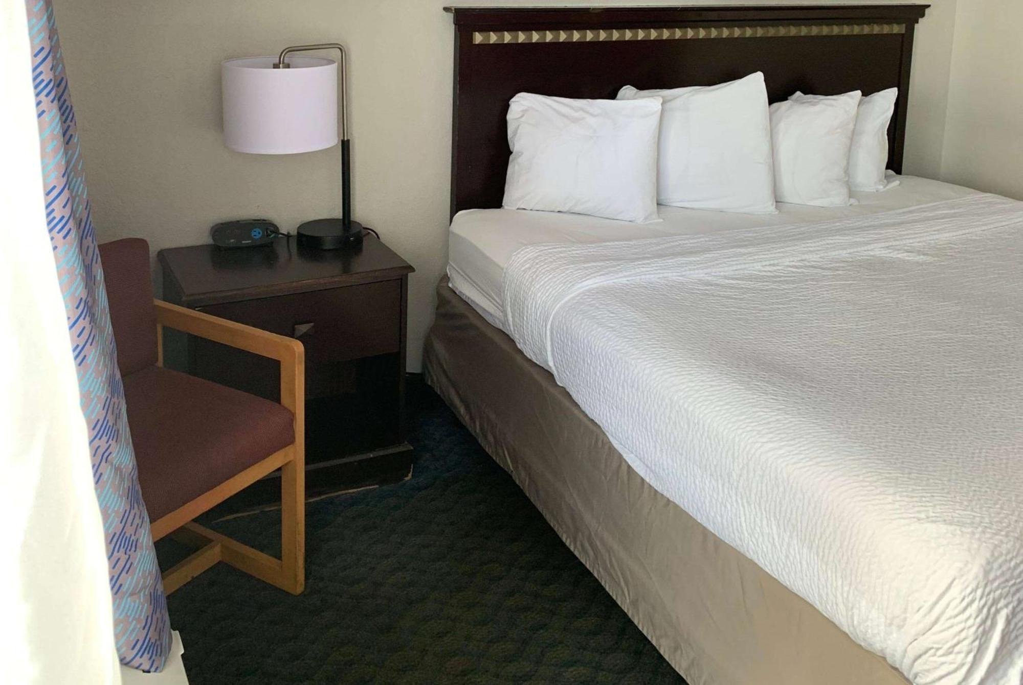 Hotel Days By Wyndham Airport Fair And Expo Center 2*