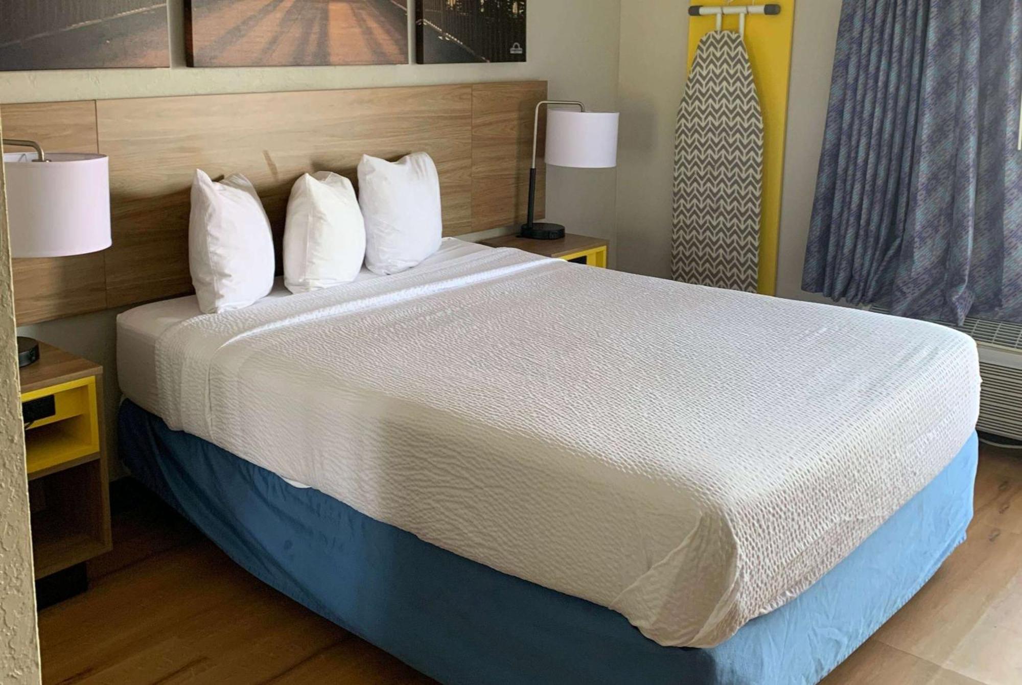 Days By Wyndham Airport Fair And Expo Center Hotel